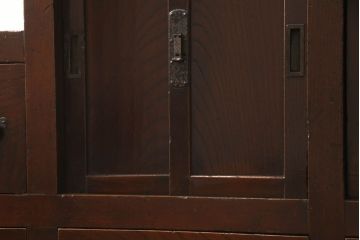 階段箪笥を綺麗に再生!ケヤキ材の天板を取付け、収納部に棚板を追加。ワントーン程落ち着いた色味に着色仕上げ。