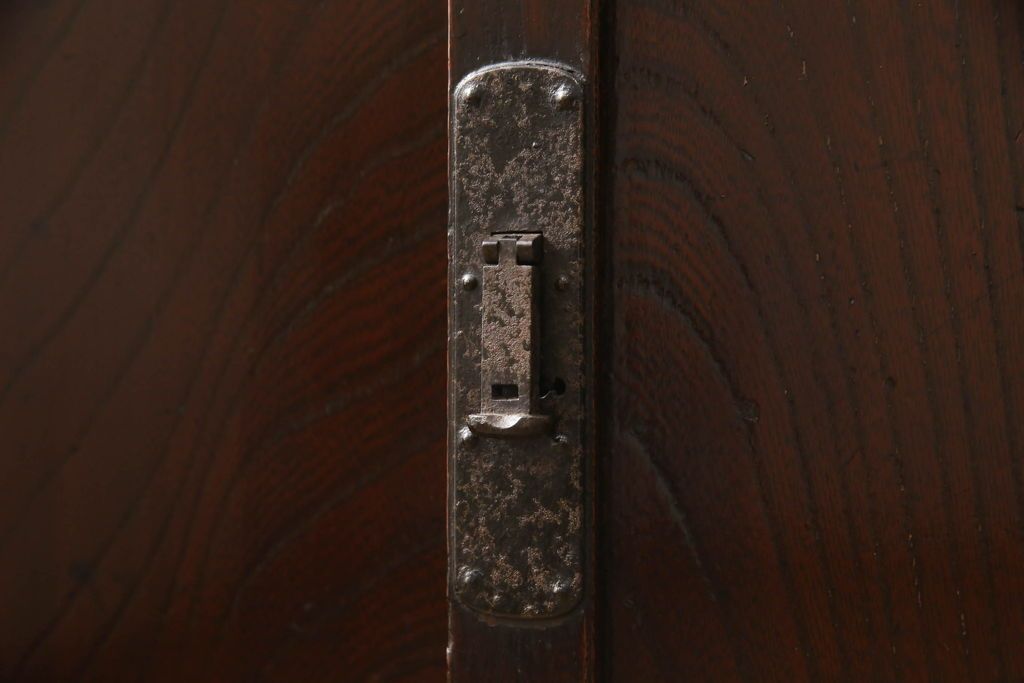 階段箪笥を綺麗に再生!ケヤキ材の天板を取付け、収納部に棚板を追加。ワントーン程落ち着いた色味に着色仕上げ。