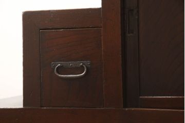 階段箪笥を綺麗に再生!ケヤキ材の天板を取付け、収納部に棚板を追加。ワントーン程落ち着いた色味に着色仕上げ。