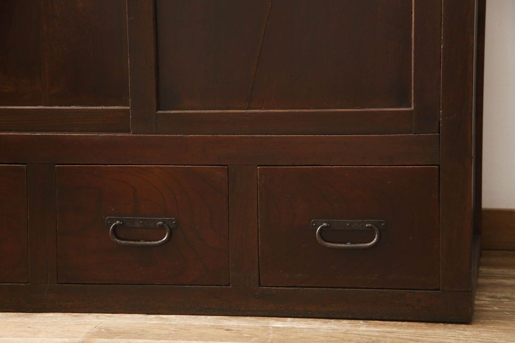 階段箪笥を綺麗に再生!ケヤキ材の天板を取付け、収納部に棚板を追加。ワントーン程落ち着いた色味に着色仕上げ。