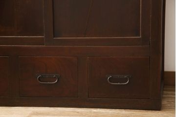 階段箪笥を綺麗に再生!ケヤキ材の天板を取付け、収納部に棚板を追加。ワントーン程落ち着いた色味に着色仕上げ。