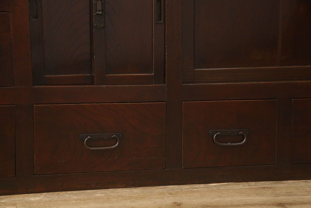 階段箪笥を綺麗に再生!ケヤキ材の天板を取付け、収納部に棚板を追加。ワントーン程落ち着いた色味に着色仕上げ。