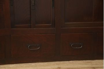 階段箪笥を綺麗に再生!ケヤキ材の天板を取付け、収納部に棚板を追加。ワントーン程落ち着いた色味に着色仕上げ。