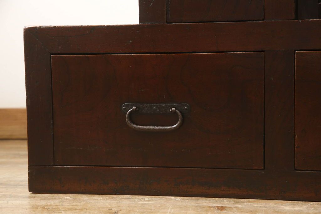 階段箪笥を綺麗に再生!ケヤキ材の天板を取付け、収納部に棚板を追加。ワントーン程落ち着いた色味に着色仕上げ。