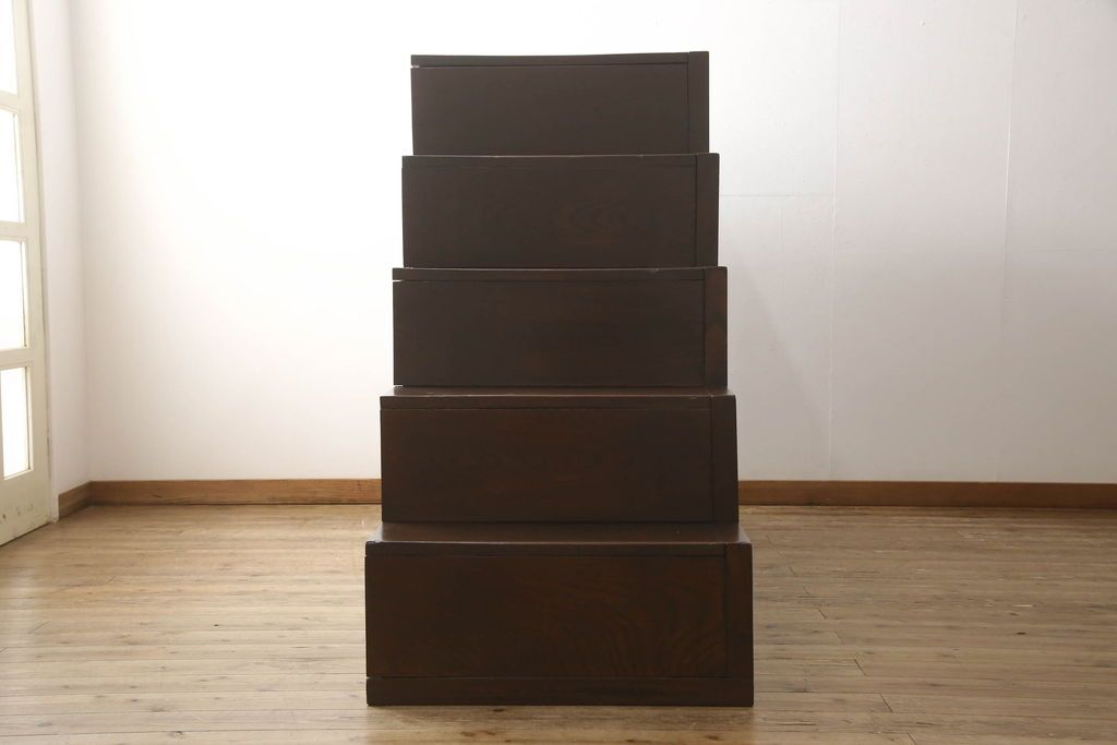 階段箪笥を綺麗に再生!ケヤキ材の天板を取付け、収納部に棚板を追加。ワントーン程落ち着いた色味に着色仕上げ。