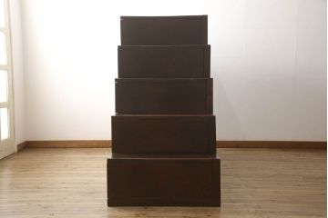 階段箪笥を綺麗に再生!ケヤキ材の天板を取付け、収納部に棚板を追加。ワントーン程落ち着いた色味に着色仕上げ。