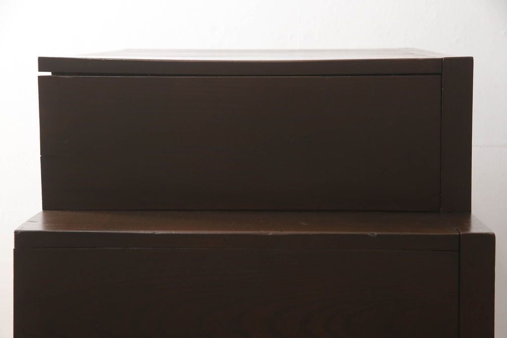 階段箪笥を綺麗に再生!ケヤキ材の天板を取付け、収納部に棚板を追加。ワントーン程落ち着いた色味に着色仕上げ。