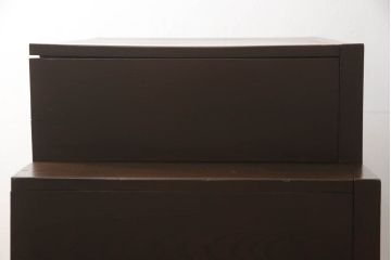 階段箪笥を綺麗に再生!ケヤキ材の天板を取付け、収納部に棚板を追加。ワントーン程落ち着いた色味に着色仕上げ。