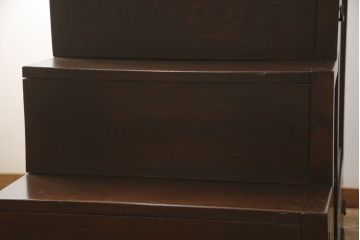 階段箪笥を綺麗に再生!ケヤキ材の天板を取付け、収納部に棚板を追加。ワントーン程落ち着いた色味に着色仕上げ。