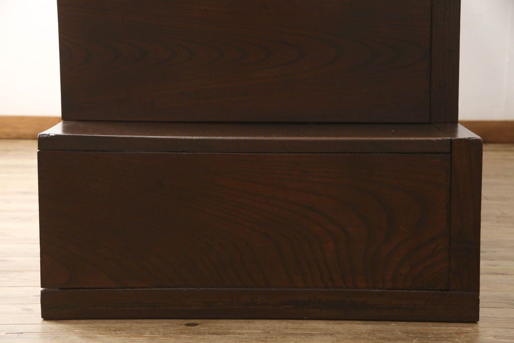 階段箪笥を綺麗に再生!ケヤキ材の天板を取付け、収納部に棚板を追加。ワントーン程落ち着いた色味に着色仕上げ。