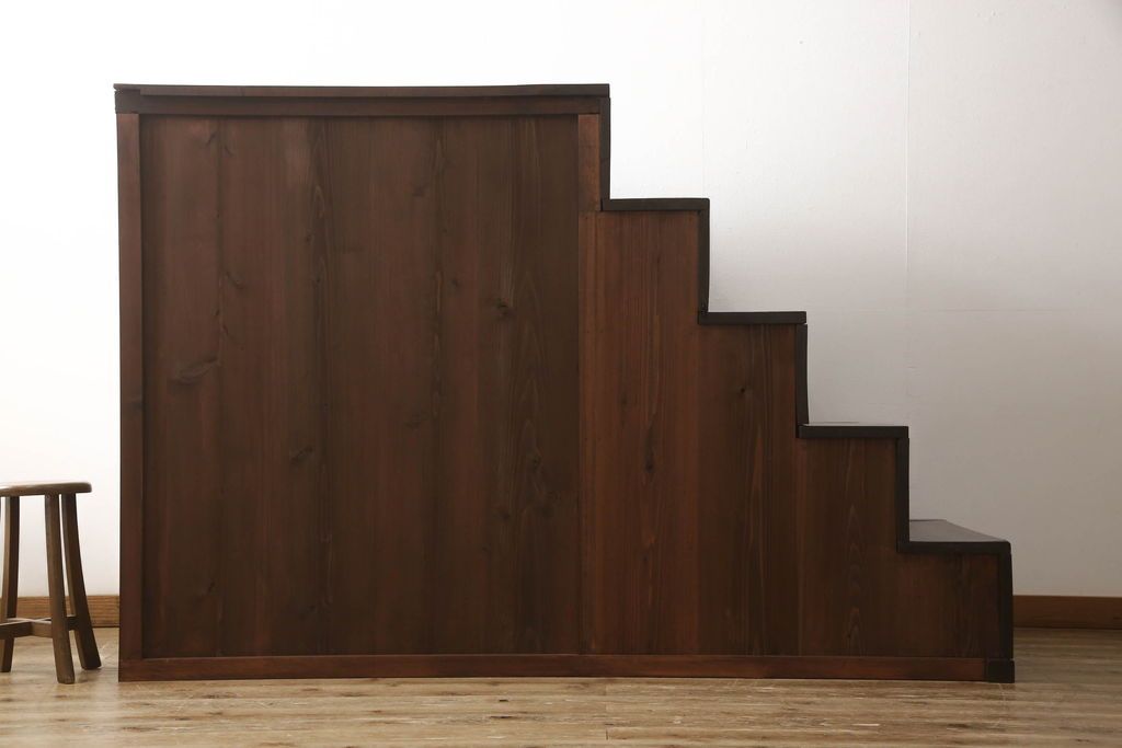 階段箪笥を綺麗に再生!ケヤキ材の天板を取付け、収納部に棚板を追加。ワントーン程落ち着いた色味に着色仕上げ。