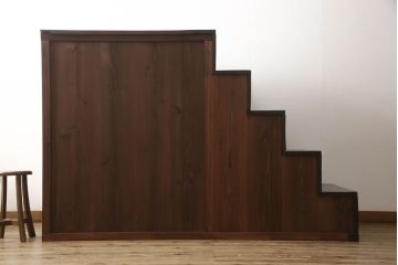 階段箪笥を綺麗に再生!ケヤキ材の天板を取付け、収納部に棚板を追加。ワントーン程落ち着いた色味に着色仕上げ。