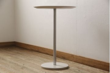 サイドテーブルをペイントリメイク!高品質リペアを施し、金属部分はリタッチ。ご希望の色にペイント仕上げ。