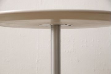 サイドテーブルをペイントリメイク!高品質リペアを施し、金属部分はリタッチ。ご希望の色にペイント仕上げ。