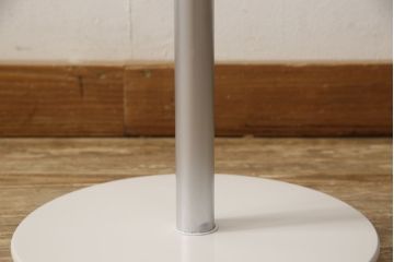 サイドテーブルをペイントリメイク!高品質リペアを施し、金属部分はリタッチ。ご希望の色にペイント仕上げ。