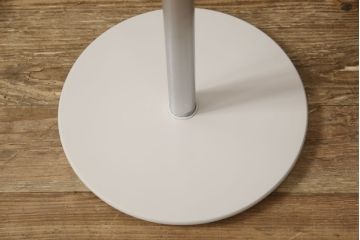 サイドテーブルをペイントリメイク!高品質リペアを施し、金属部分はリタッチ。ご希望の色にペイント仕上げ。