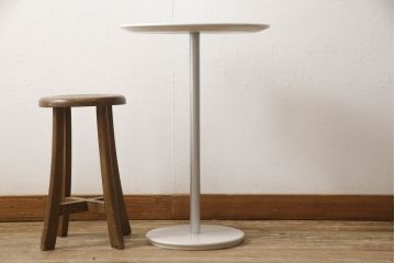 サイドテーブルをペイントリメイク!高品質リペアを施し、金属部分はリタッチ。ご希望の色にペイント仕上げ。