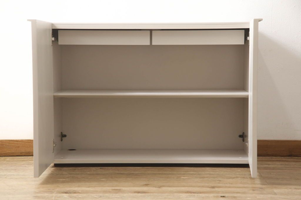 キャビネットをペイントリメイク!高品質リペアを施し、ご希望の色にペイント仕上げ。