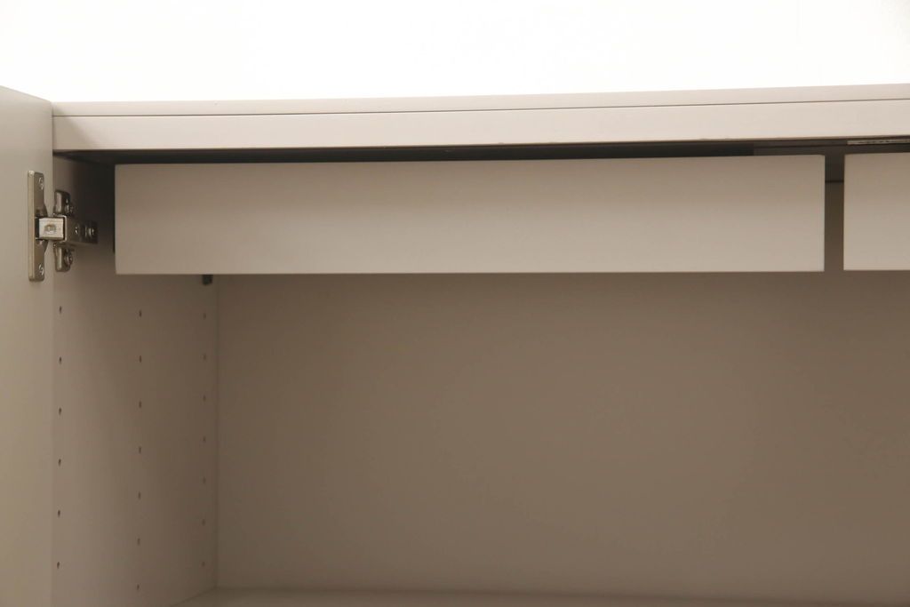 キャビネットをペイントリメイク!高品質リペアを施し、ご希望の色にペイント仕上げ。