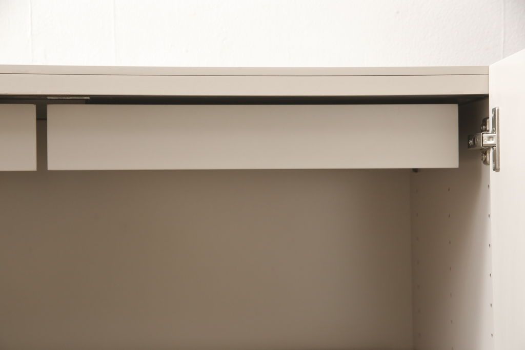 キャビネットをペイントリメイク!高品質リペアを施し、ご希望の色にペイント仕上げ。