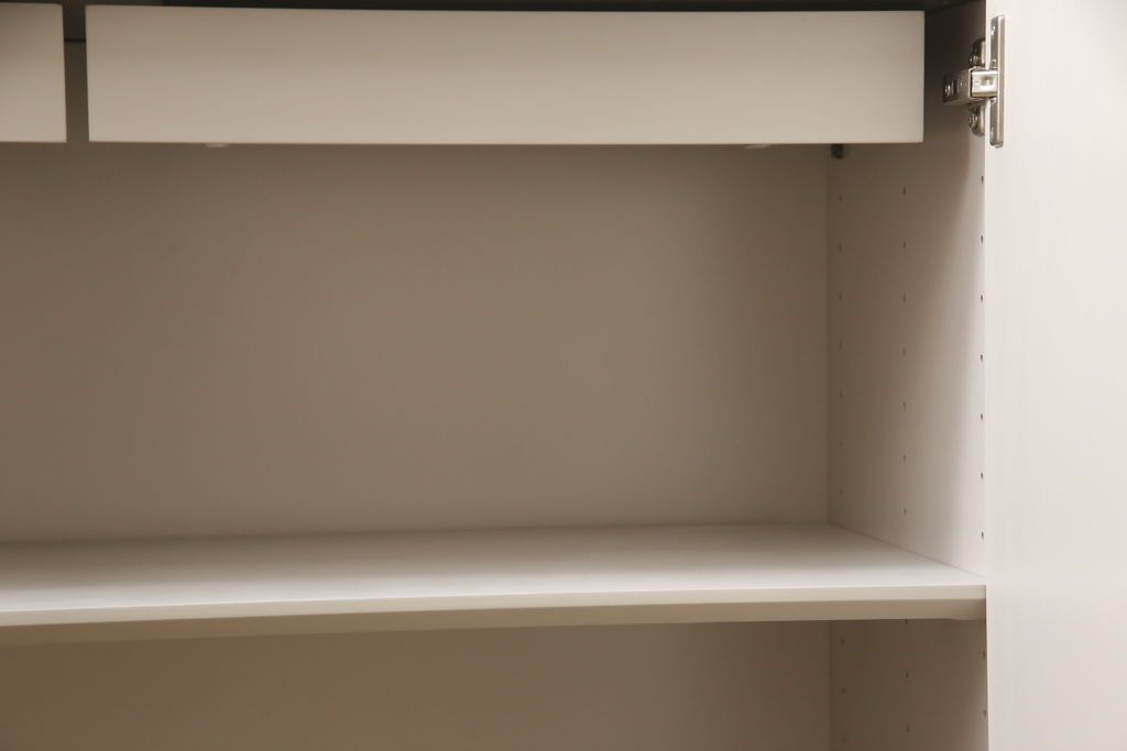 キャビネットをペイントリメイク!高品質リペアを施し、ご希望の色にペイント仕上げ。