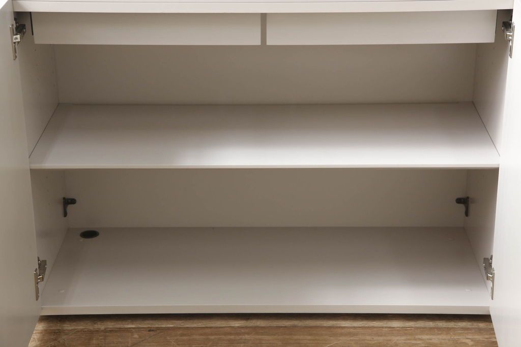 キャビネットをペイントリメイク!高品質リペアを施し、ご希望の色にペイント仕上げ。