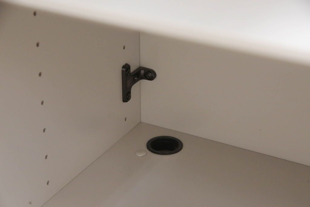 キャビネットをペイントリメイク!高品質リペアを施し、ご希望の色にペイント仕上げ。