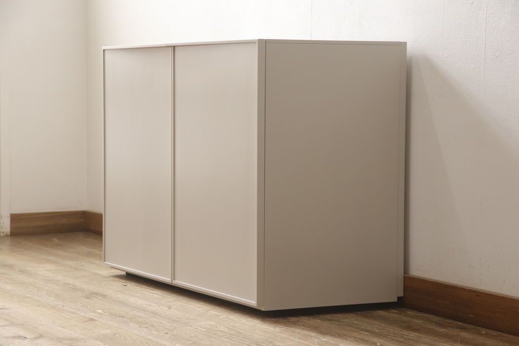 キャビネットをペイントリメイク!高品質リペアを施し、ご希望の色にペイント仕上げ。