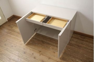 キャビネットをペイントリメイク!高品質リペアを施し、ご希望の色にペイント仕上げ。