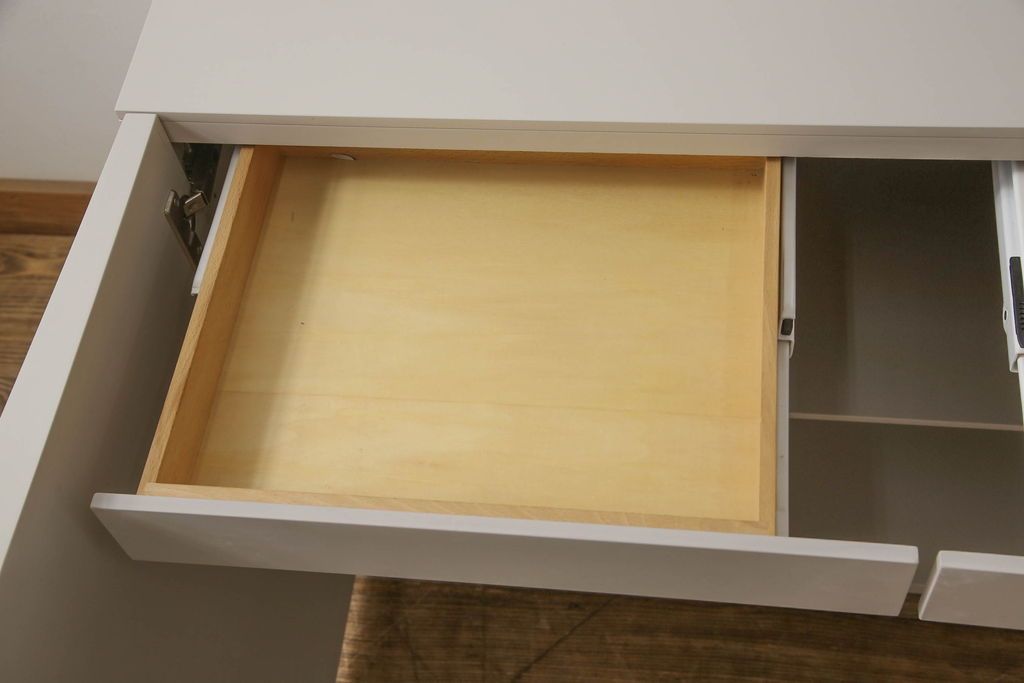 キャビネットをペイントリメイク!高品質リペアを施し、ご希望の色にペイント仕上げ。