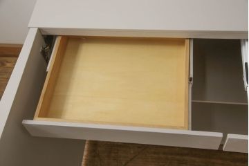 キャビネットをペイントリメイク!高品質リペアを施し、ご希望の色にペイント仕上げ。