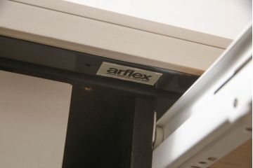 キャビネットをペイントリメイク!高品質リペアを施し、ご希望の色にペイント仕上げ。