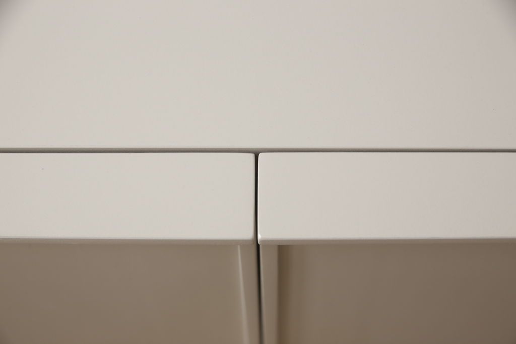 キャビネットをペイントリメイク!高品質リペアを施し、ご希望の色にペイント仕上げ。