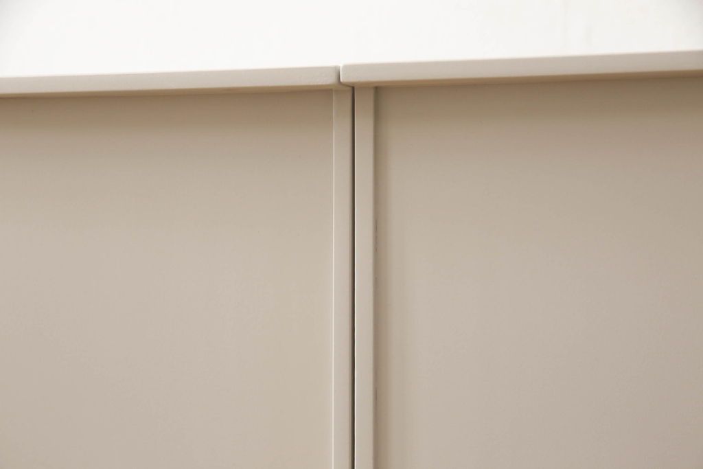 キャビネットをペイントリメイク!高品質リペアを施し、ご希望の色にペイント仕上げ。