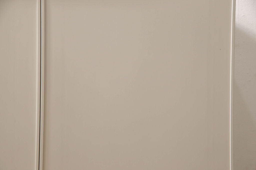 キャビネットをペイントリメイク!高品質リペアを施し、ご希望の色にペイント仕上げ。