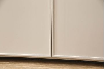 キャビネットをペイントリメイク!高品質リペアを施し、ご希望の色にペイント仕上げ。