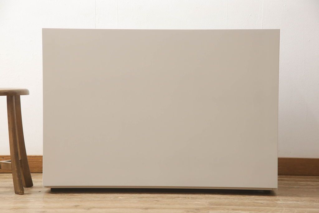 キャビネットをペイントリメイク!高品質リペアを施し、ご希望の色にペイント仕上げ。