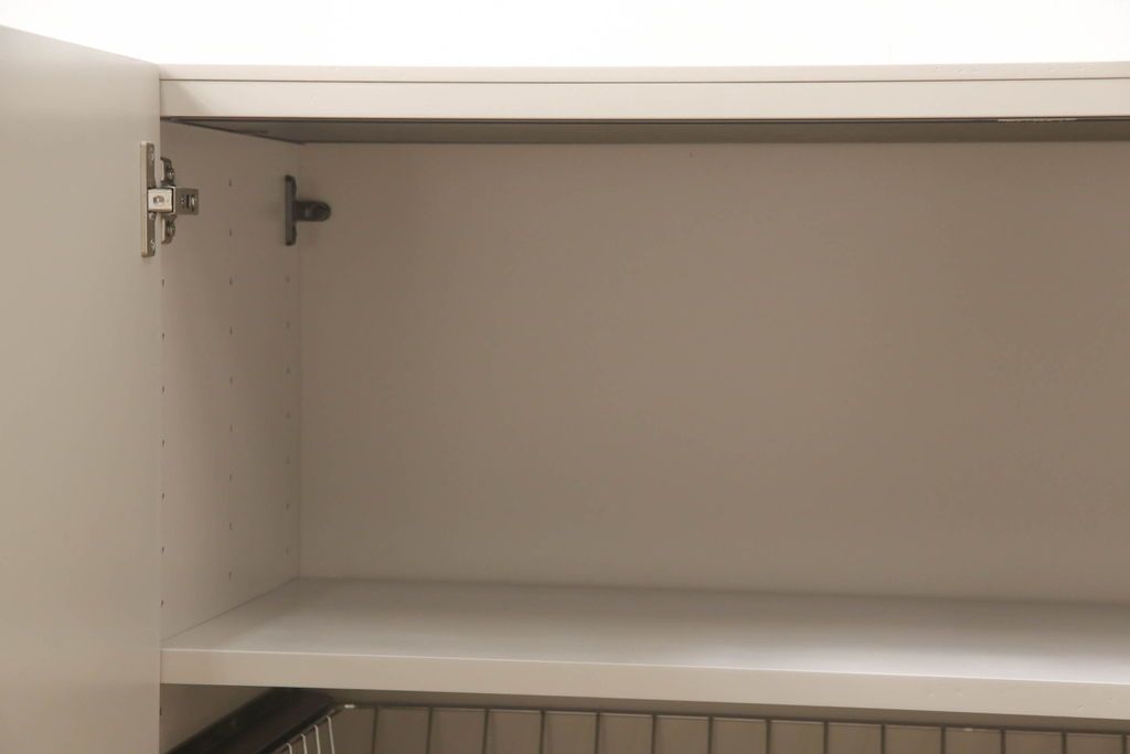 キャビネットをペイントリメイク!高品質リペアを施し、ご希望の色にペイント仕上げ。