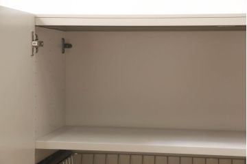 キャビネットをペイントリメイク!高品質リペアを施し、ご希望の色にペイント仕上げ。