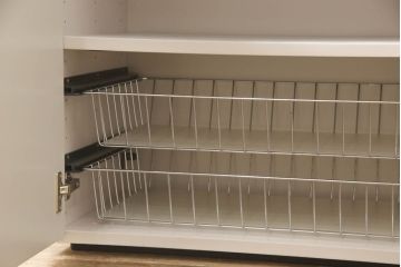 キャビネットをペイントリメイク!高品質リペアを施し、ご希望の色にペイント仕上げ。