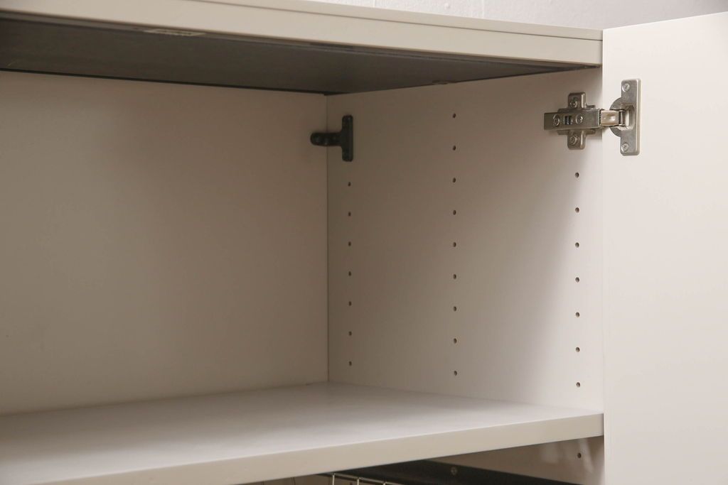 キャビネットをペイントリメイク!高品質リペアを施し、ご希望の色にペイント仕上げ。