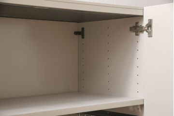 キャビネットをペイントリメイク!高品質リペアを施し、ご希望の色にペイント仕上げ。