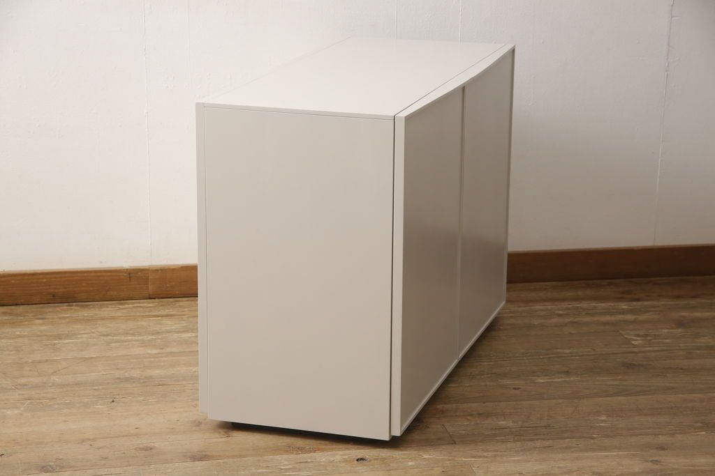 キャビネットをペイントリメイク!高品質リペアを施し、ご希望の色にペイント仕上げ。