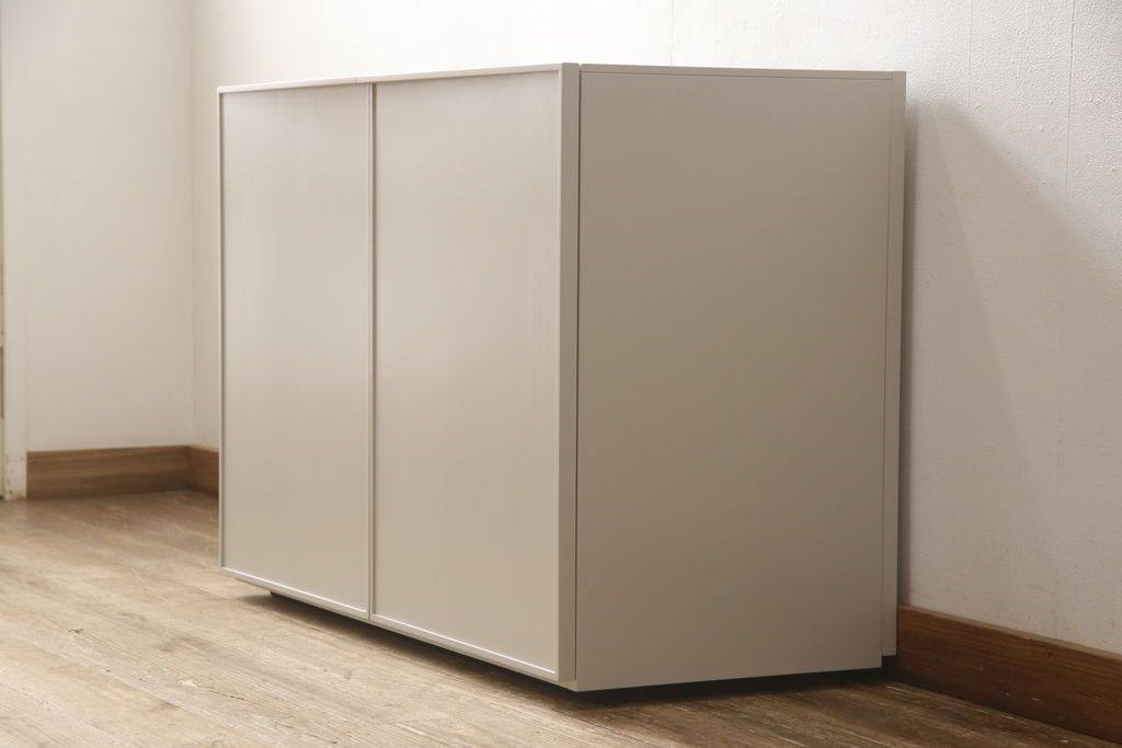 キャビネットをペイントリメイク!高品質リペアを施し、ご希望の色にペイント仕上げ。