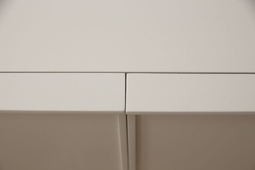 キャビネットをペイントリメイク!高品質リペアを施し、ご希望の色にペイント仕上げ。