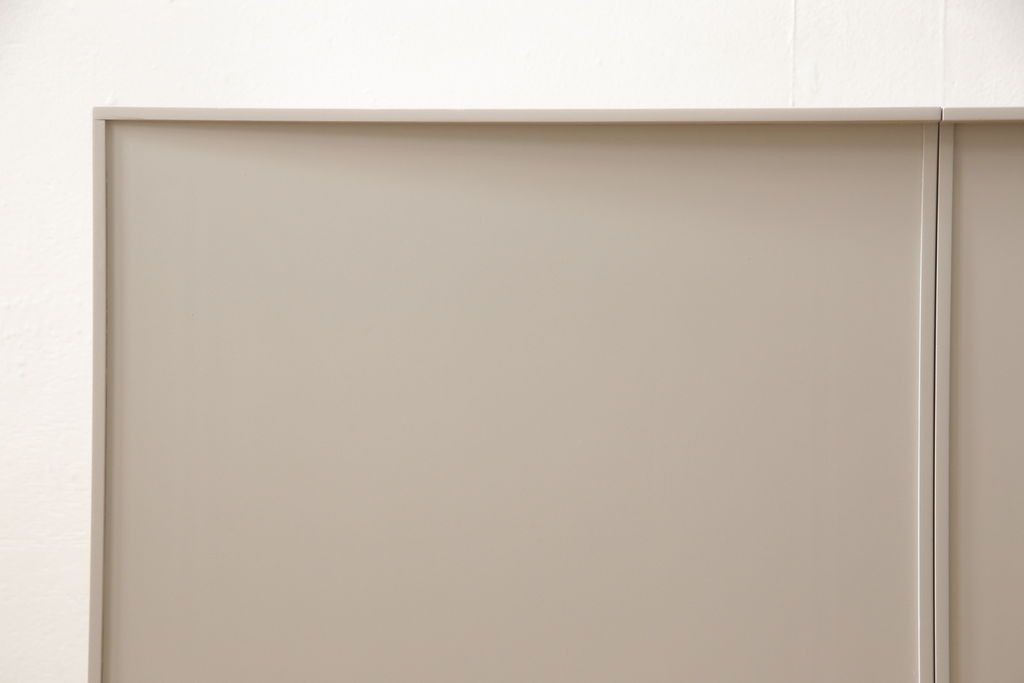 キャビネットをペイントリメイク!高品質リペアを施し、ご希望の色にペイント仕上げ。