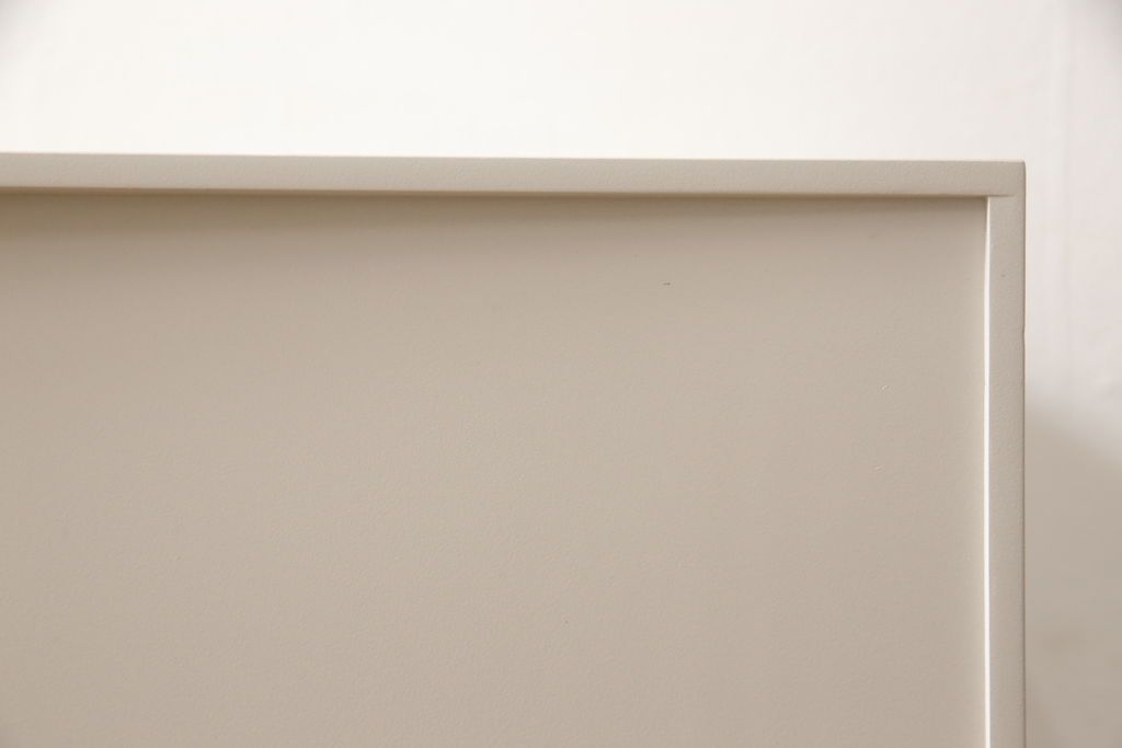 キャビネットをペイントリメイク!高品質リペアを施し、ご希望の色にペイント仕上げ。