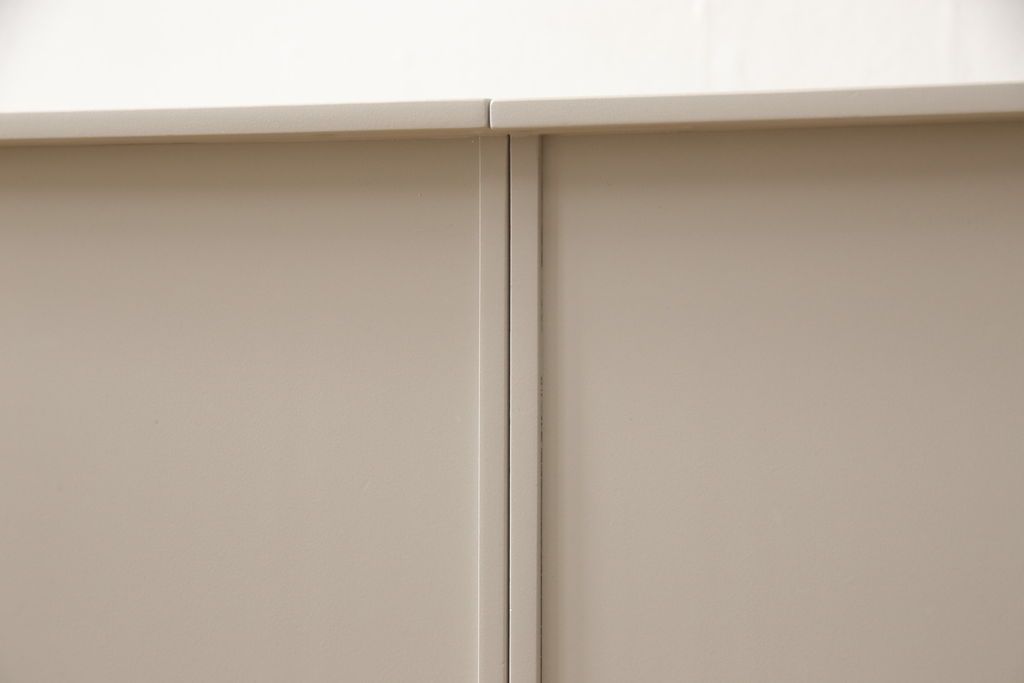 キャビネットをペイントリメイク!高品質リペアを施し、ご希望の色にペイント仕上げ。