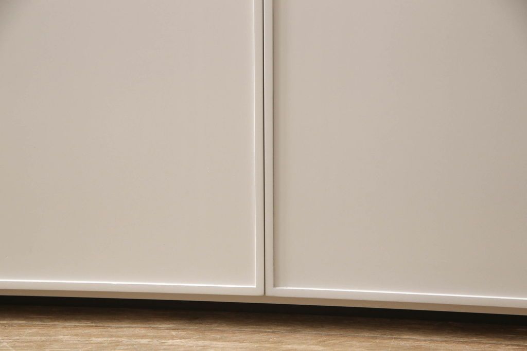 キャビネットをペイントリメイク!高品質リペアを施し、ご希望の色にペイント仕上げ。