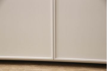 キャビネットをペイントリメイク!高品質リペアを施し、ご希望の色にペイント仕上げ。